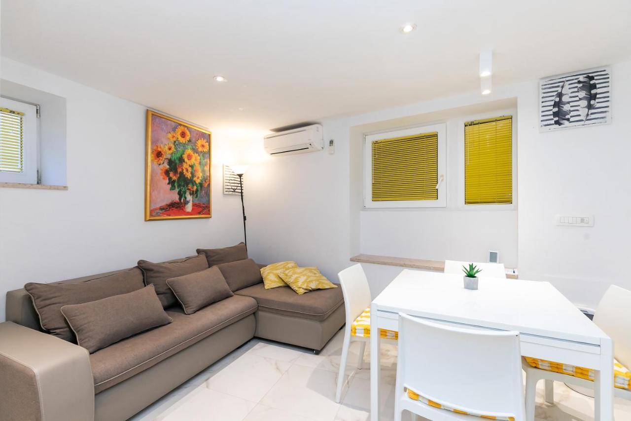 Apartment In The Heart Of Carera Street Rovinj Exterior foto